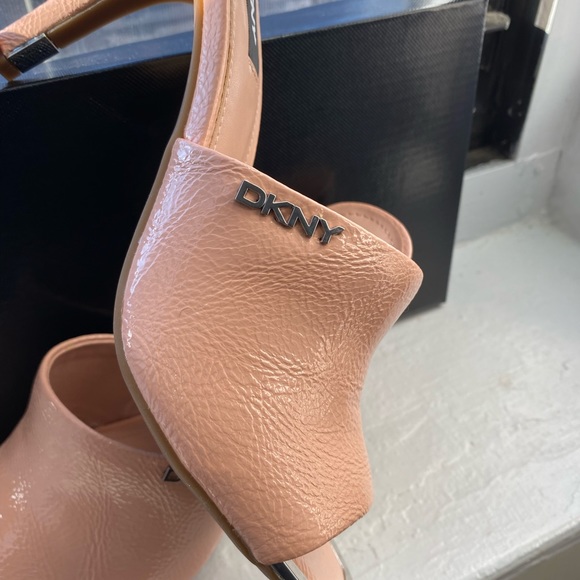 Dkny Grain Patent Pu Powder Blush - Picture 6 of 6